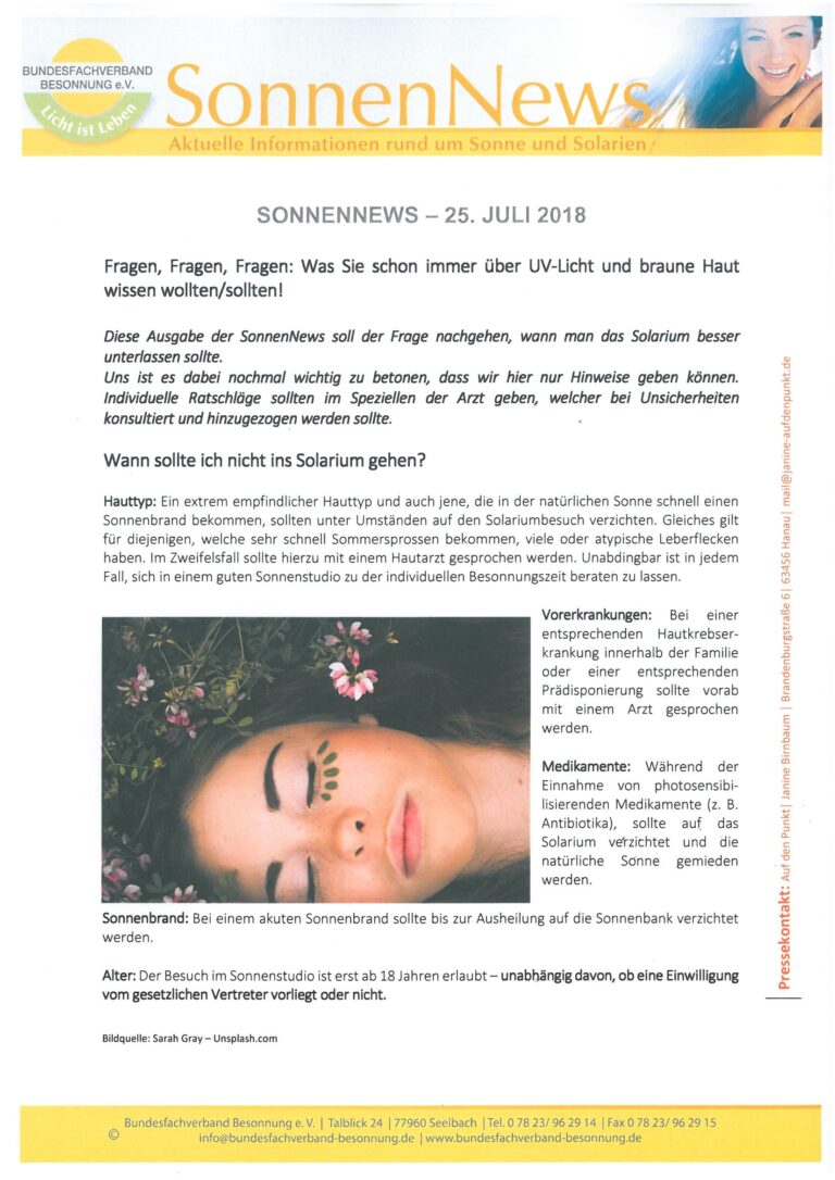 Eine Zeitschriftenseite mit dem Titel „Sonnennews“ vom 25. Juli 2018. Sie enthält einen Hautpflegeartikel über UV-Licht und Bräunung. Die Seite enthält ein Bild einer Frau mit geschlossenen Augen, Gurkenscheiben auf den Augenlidern und einer grünen Gesichtsmaske.