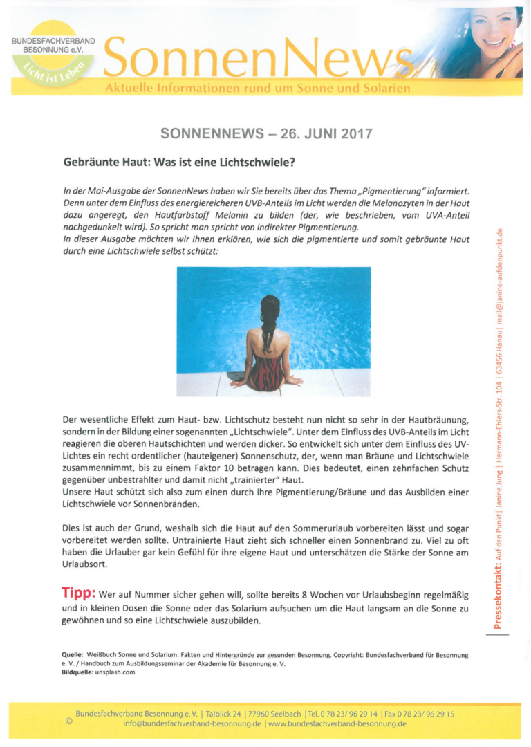 Ein Newsletter mit dem Titel „SonnenNews“ vom 26. Juni 2017 mit einem Artikel zum Thema Hautpigmentierung. Die Kopfzeile ist sonnig gestaltet und die Seite enthält Text und ein Bild einer Frau, die in einem Pool schwimmt, von hinten betrachtet.