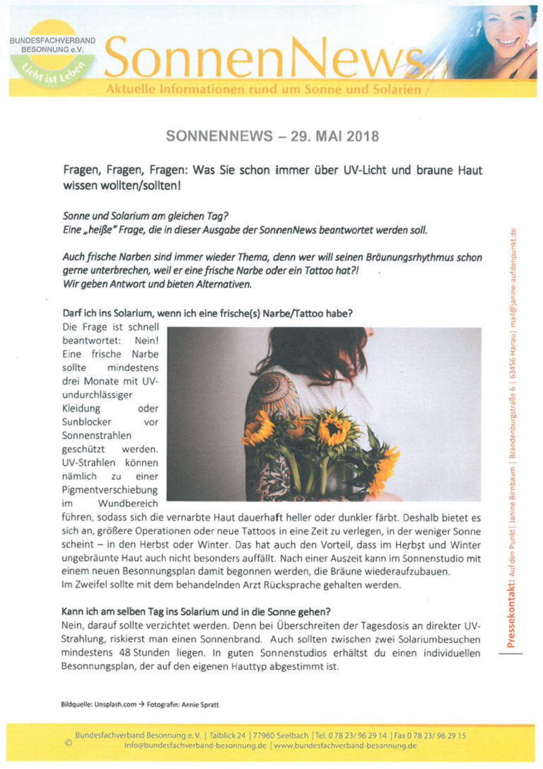 Ein Newsletter mit dem Titel „SonnenNews“ vom 29. Mai 2018, in dem es um UV-Licht und Bräunen geht. Darin ist ein Foto einer lächelnden Person mit Sonnenbrille zu sehen und es geht um Themen wie Solarien und Tattoos. Logos und Kontaktdaten finden sich oben und unten.